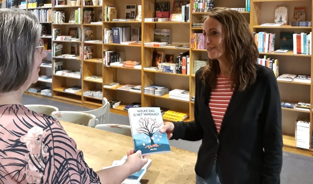 Rita Stam overhandigt eerste exemplaren van haar boek over dementie bij - Boek Over Demente Moeder