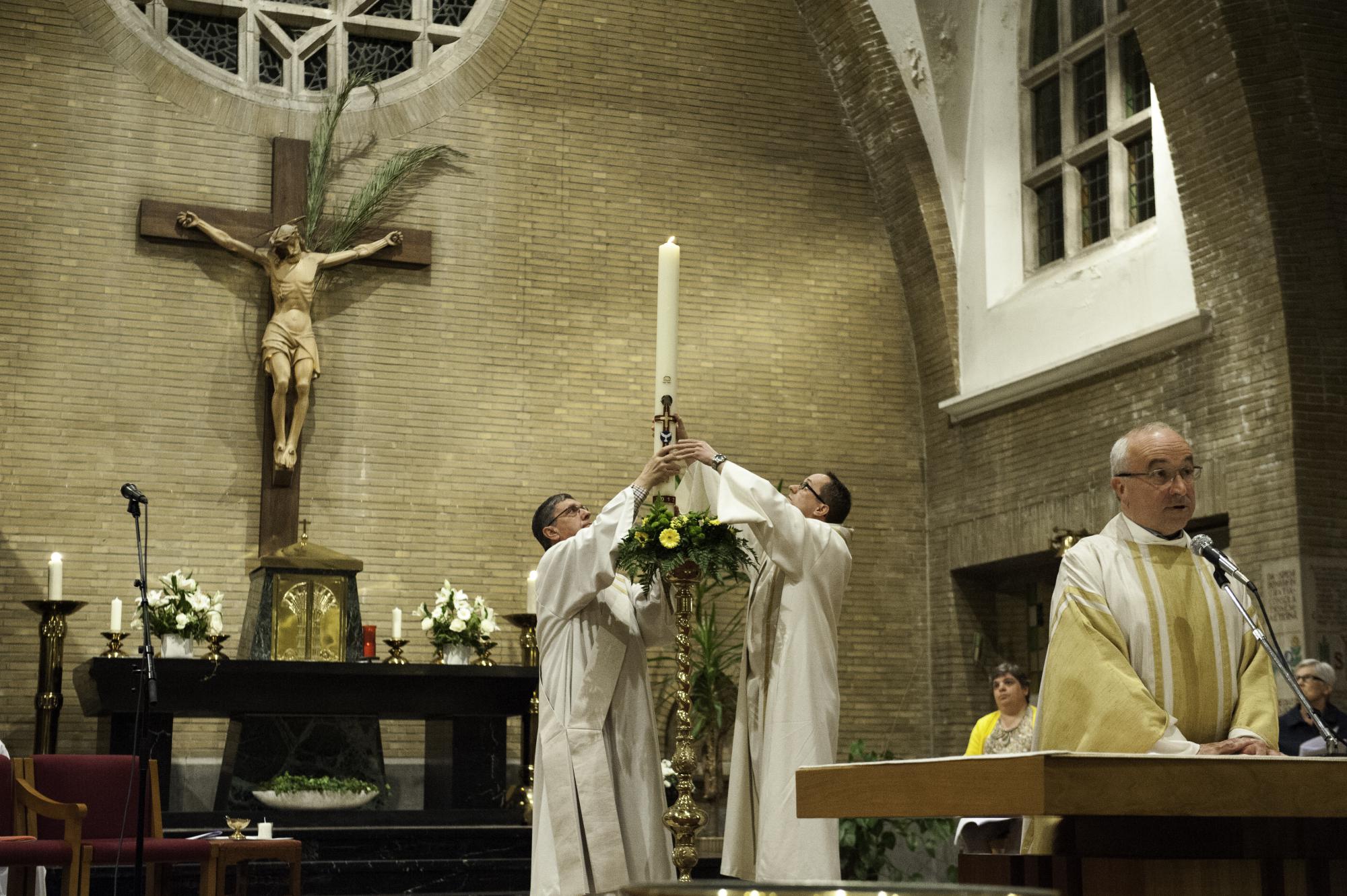 Wanneer Wordt In De Kerkdienst De Paaskaars Ontstoken