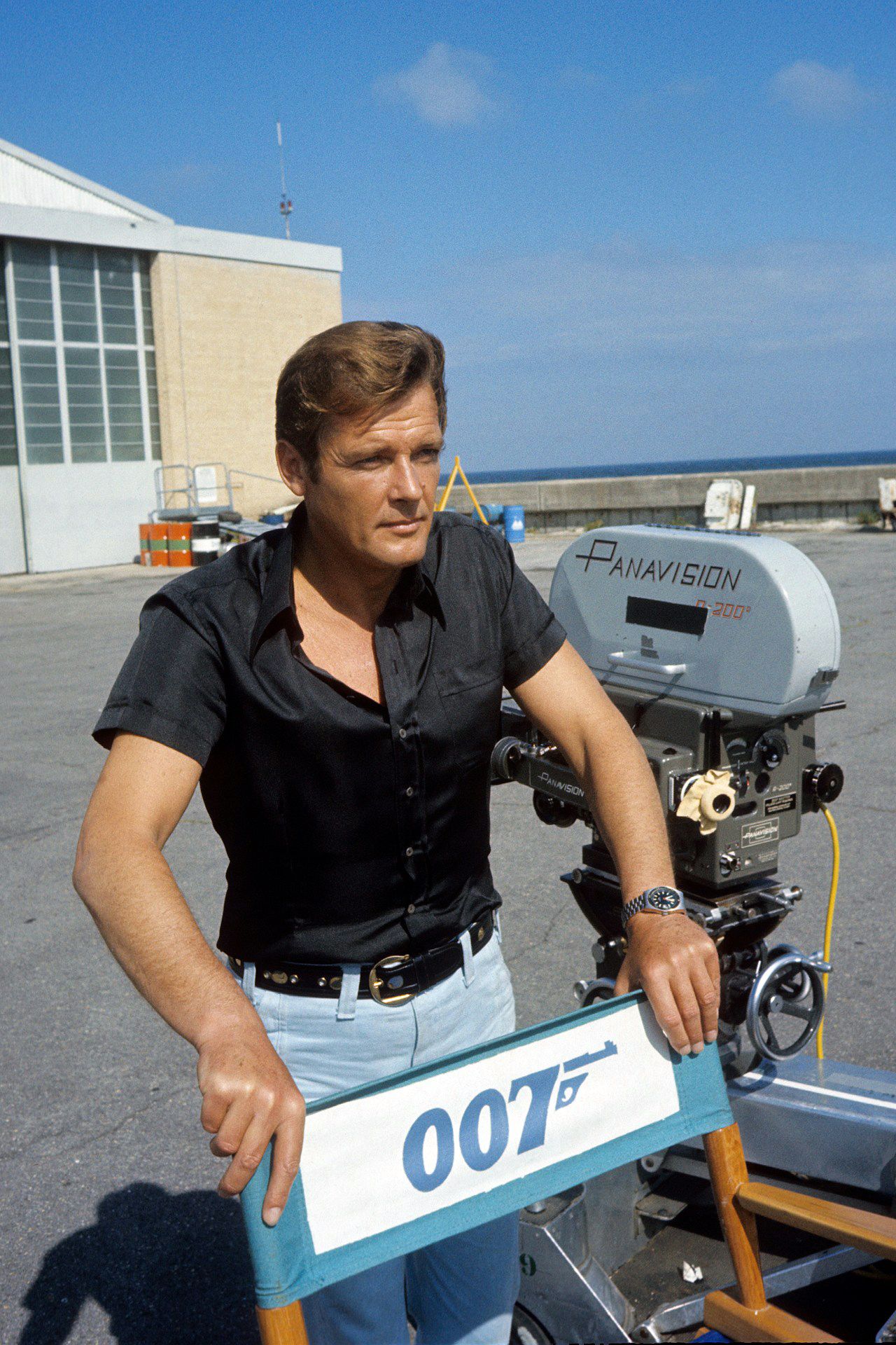 Roger Moore on set as James Bond 007 Roger Moore, Sean Connery, Best - Hoeveel James Bond Films Heeft Roger Moore Gemaakt
