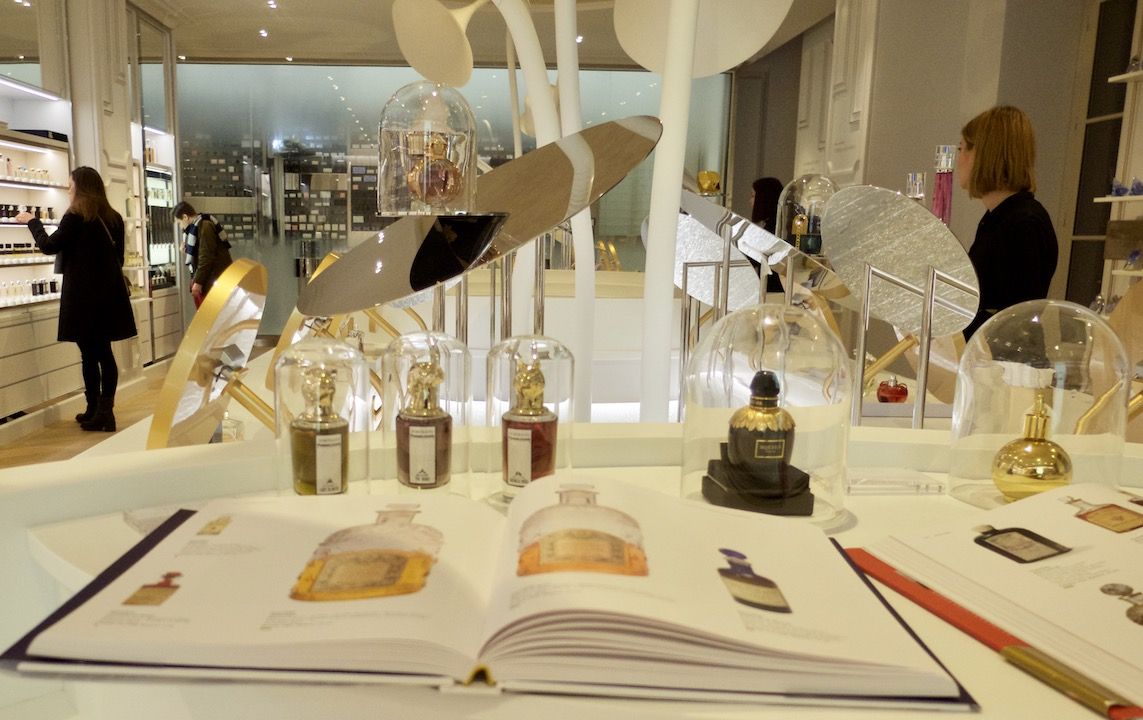 Romantiek in Parijs: parfum ruiken en thee proeven | Retail inspiration - Waardoor Kun Je De Verschillende Geurstoffen In Een Parfum Ruiken