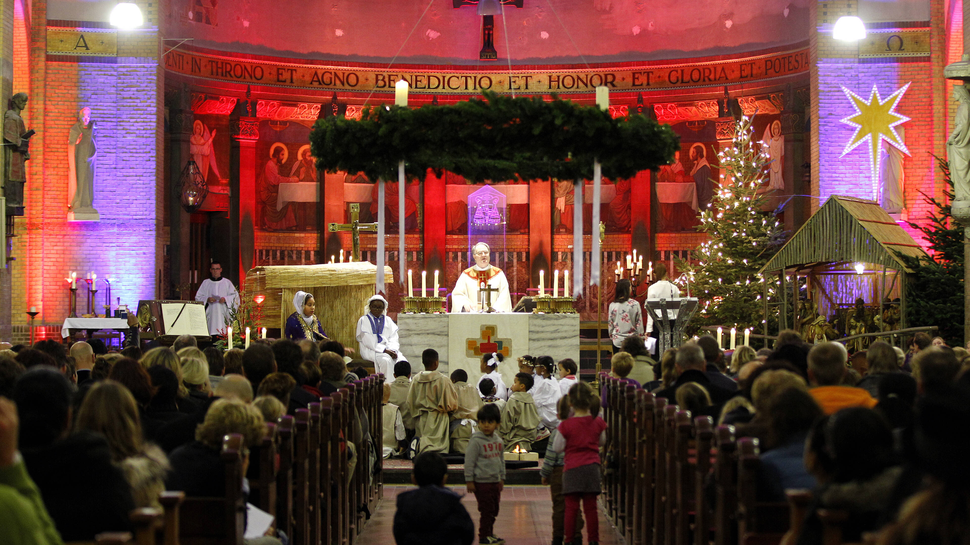 Rooms-Katholieke Kerk schrapt alle publieke vieringen op Kerstavond | NOS - Kerstmis In De Kerk