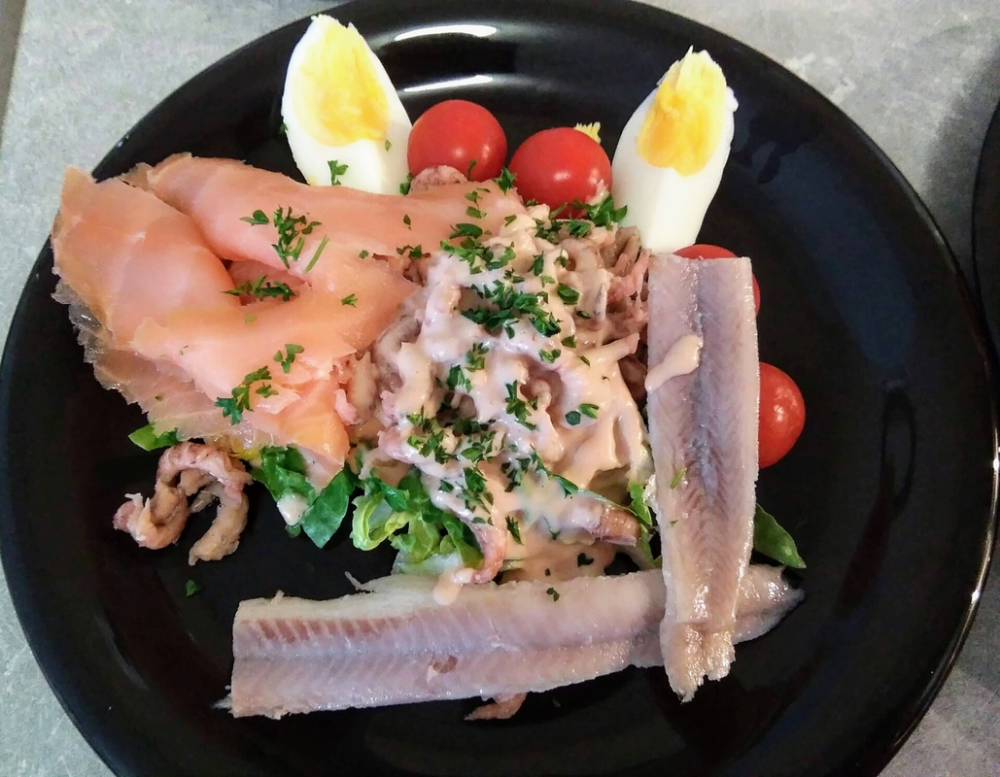 Salade van Noordzeegarnaal, gerookte zalm en paling / Kleine gerechten - Welke Bereidingswijze Past Men Toe Op Bijvoorbeeld Zalm En Paling