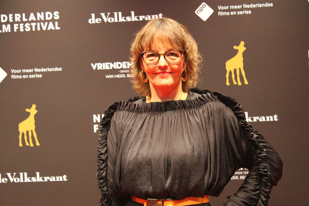 Sanne Wallis de Vries reikte kalveren uit. | Marcel van Hilten | Flickr - Boeken Van Sanne Wallis De Vries