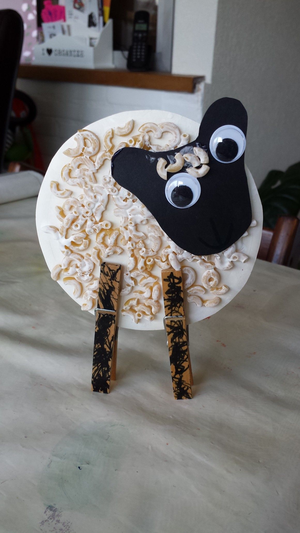 Schaapje plakken met macaroni. | Knutselen met peuters, Knutselen - Schaapje Van Drie Tot Zes Weken