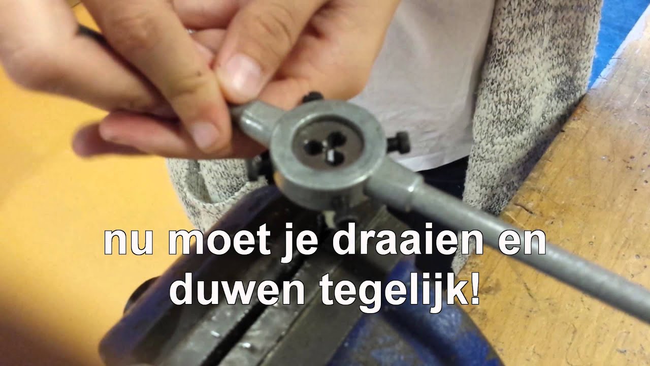 schroefdraad snijden op staaldraad - YouTube - Een Metaal Waar Je Koorts Van Krijgt