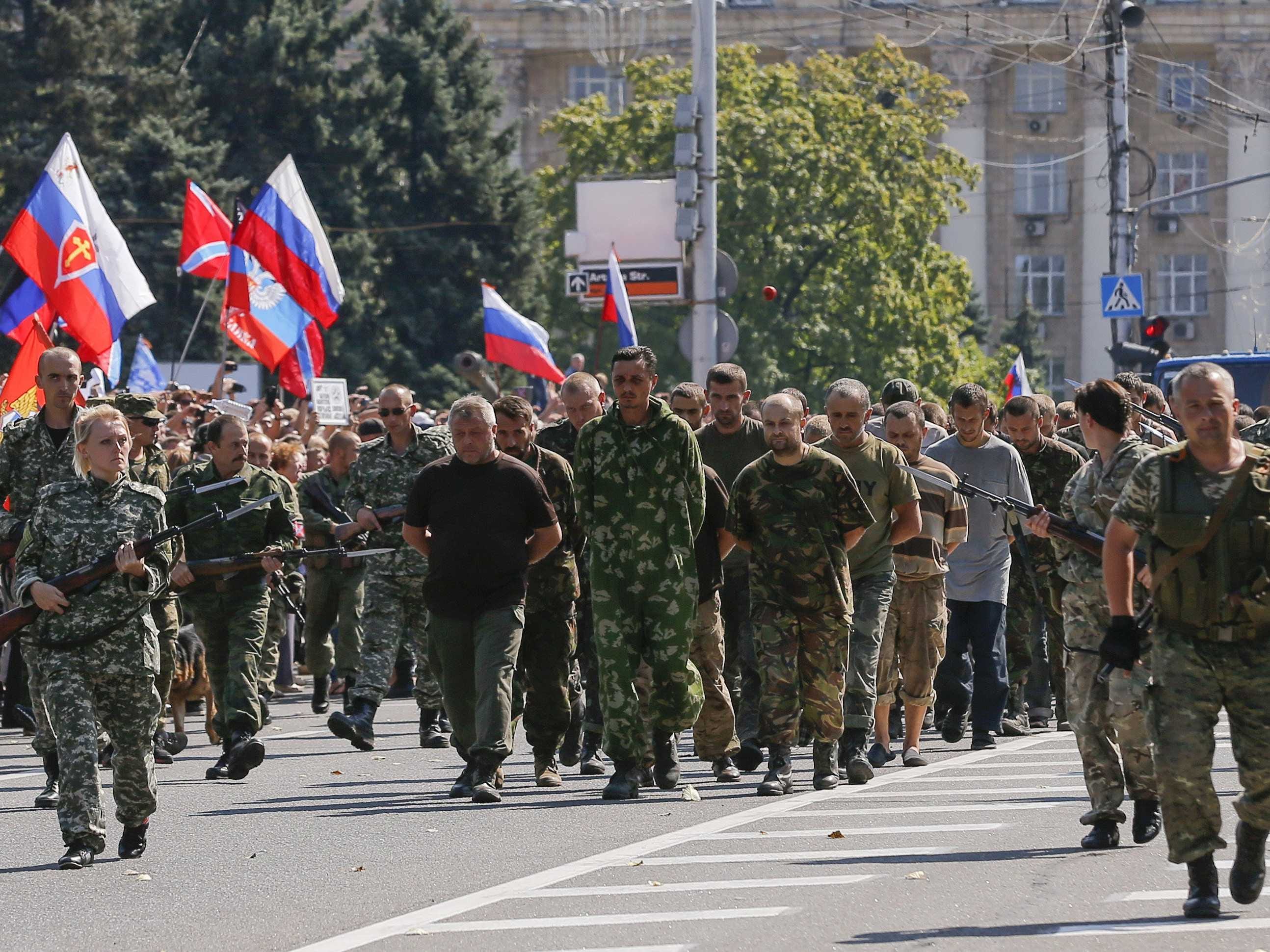 Separatists Paraded Ukranian POWs Through Donetsk - Business Insider - Wat Zijn Pro Russische Separatisten