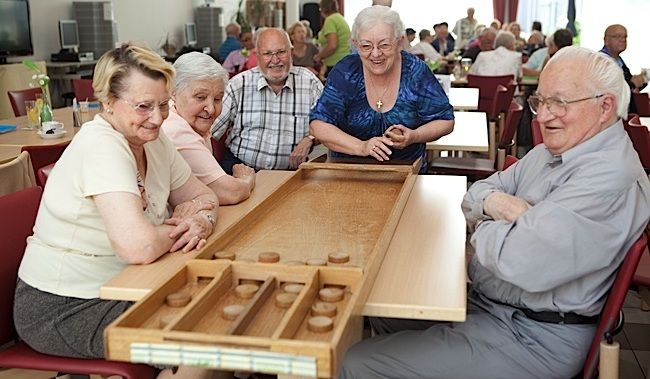 sjoelbak sjoelen | Ouderen activiteiten, Ergotherapie activiteiten - Bewegingsactiviteiten Voor Ouderen Met Dementie