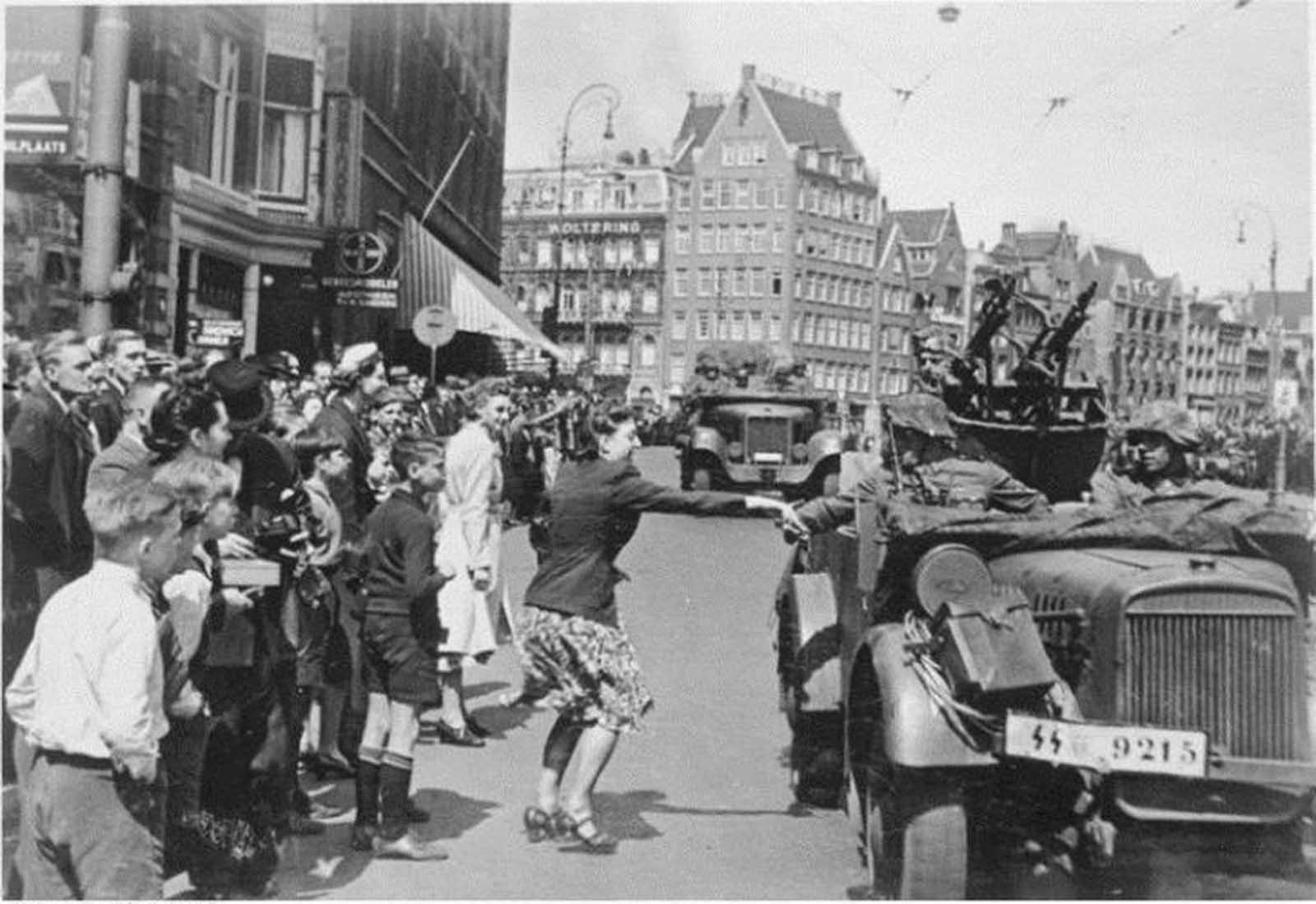 Sleeping with the enemy: Collaborator girls of the German-occupied - Uitbehandeld In Nederland Second Opinion Duitsland