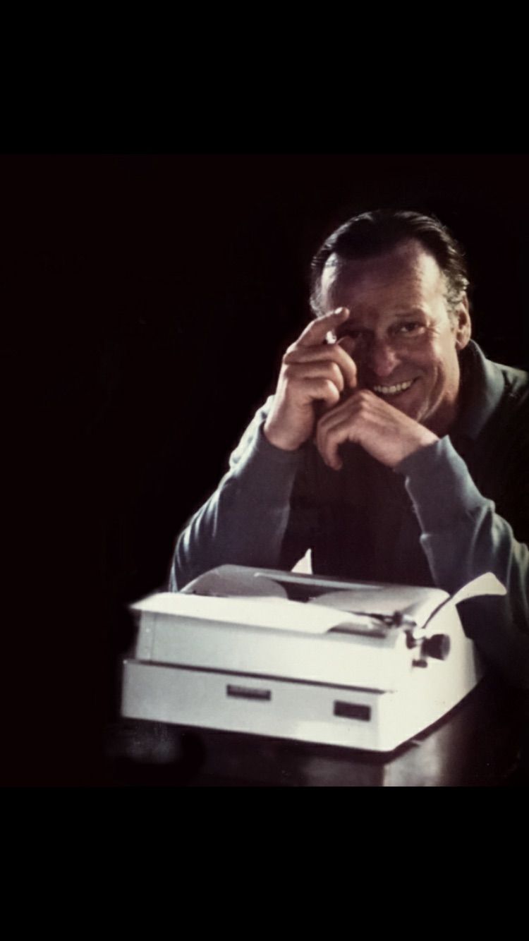 Soldaat van Oranje - Erik Hazelhoff Roelfzema and his typewriter (met - Soldaat Van Oranje Erik Hazelhoff