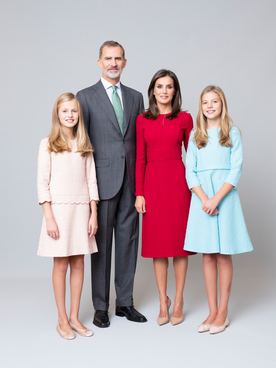 Spanish Royal Family's New Portraits | RegalFille | Queen Letizia of Spain - Wie Is De Koning Van Spanje