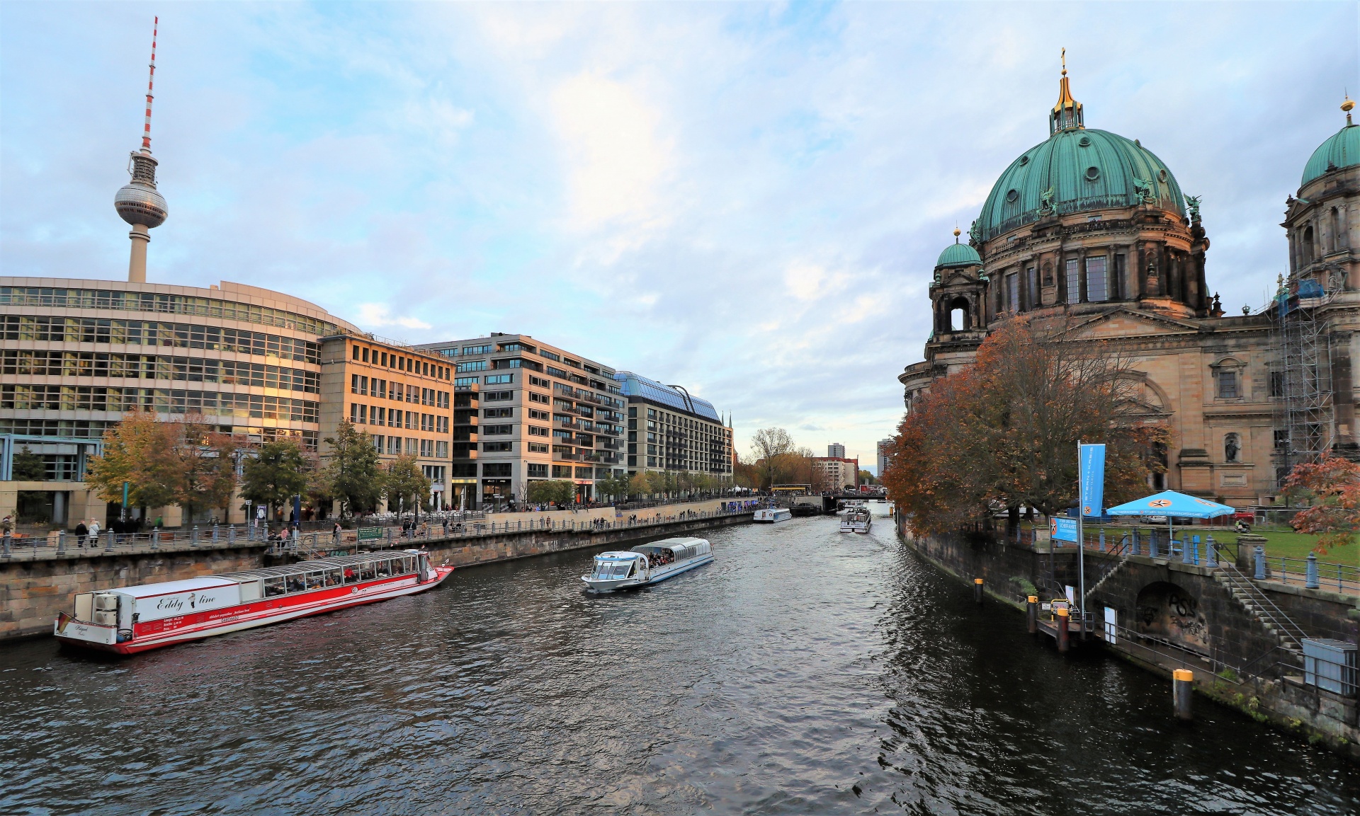 Spree River In Berlin Free Stock Photo - Public Domain Pictures - Eiland In De Spree Berliner Dom 12 Letters