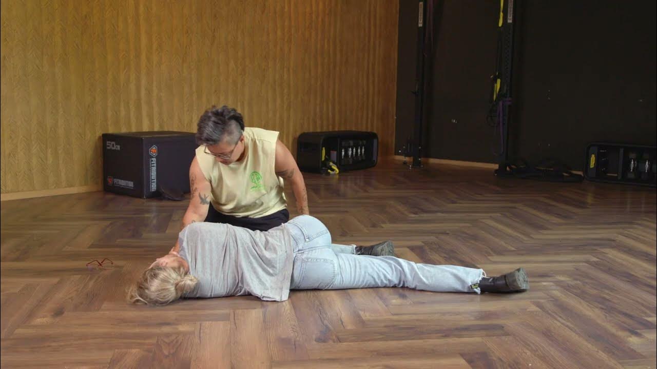Stabiele zijligging - YouTube - Hoe Leg Je Iemand In Stabiele Zijligging