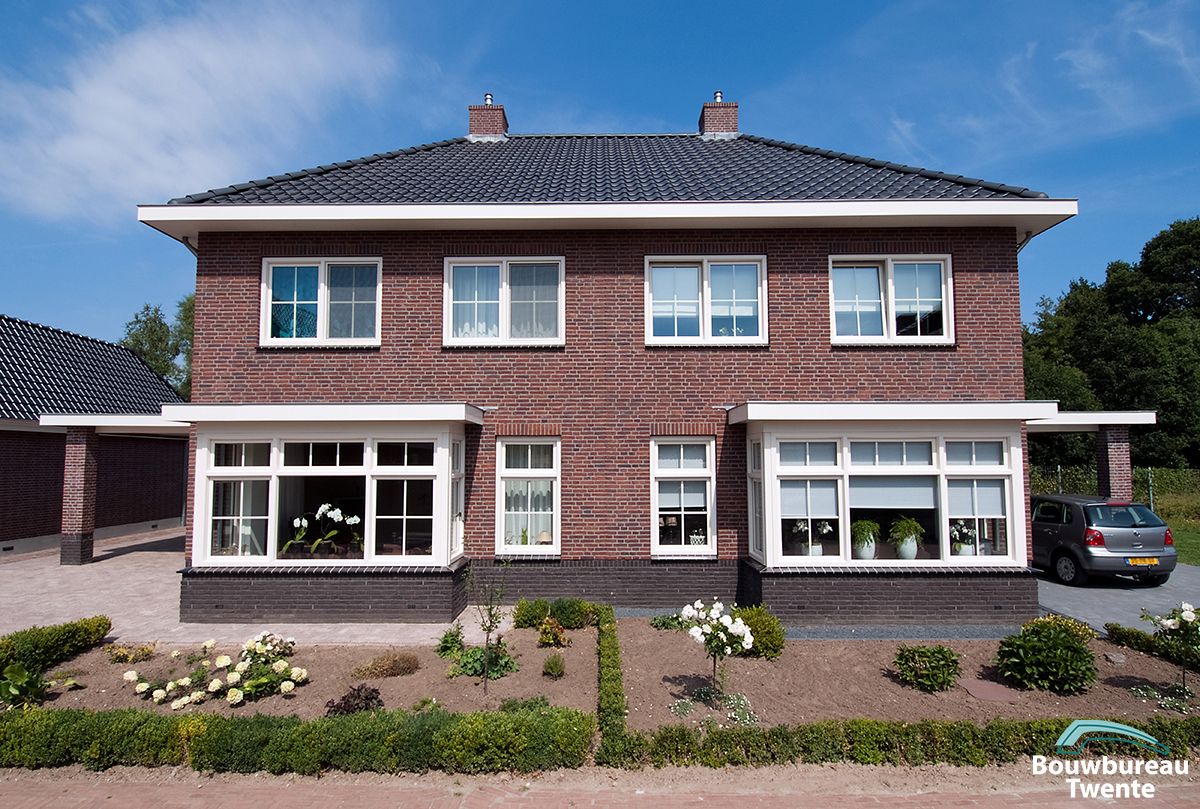 Kenmerken Van Deze Bouwstijl Zijn Spitsbogen En Roosvensters