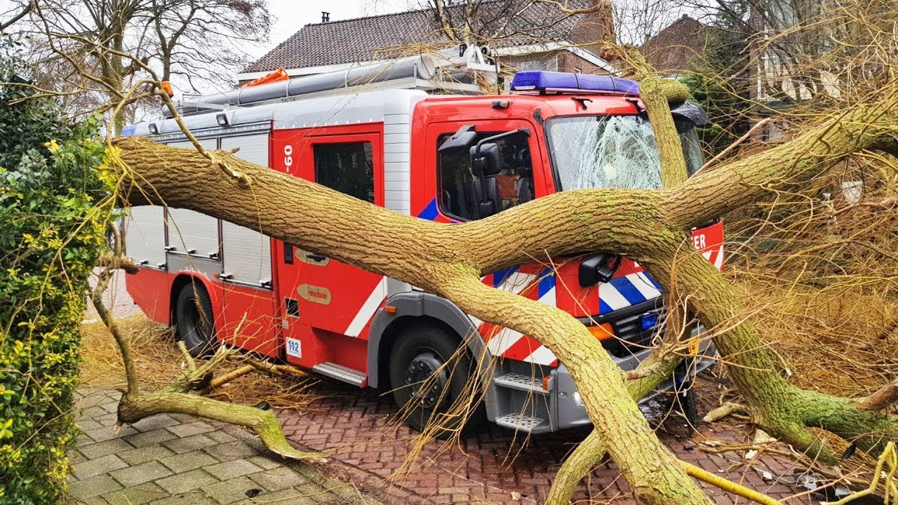 💨 Storm In Nederland 18 Januari 2018 - CODE ROOD (Compilatie) - YouTube - Waarom Is De Maan Rood Vandaag