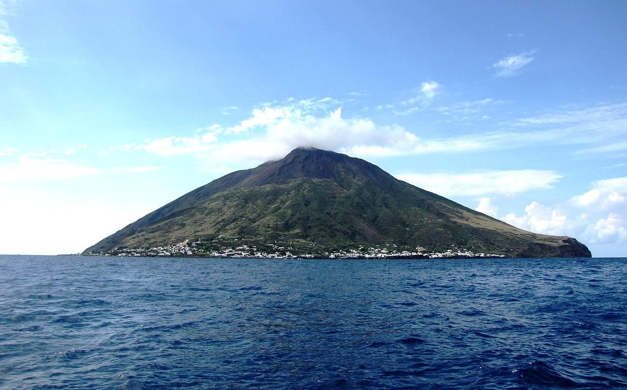 Stromboli, vulkaaneiland in de Tyrreense Zee | Natural landmarks - Dit Kleine Vulkaaneiland Ligt In De Tyrreense Zee