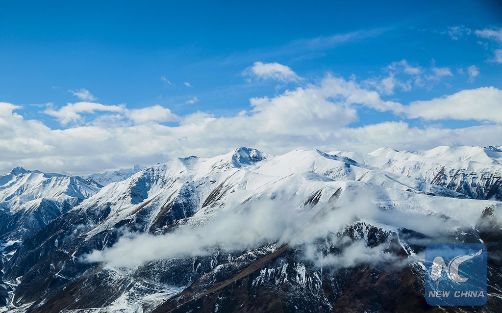 Stunning vistas of the snow-covered bayan har mountains in northwest - Welke Duitse Rivier Mondt Uit In De Dollard