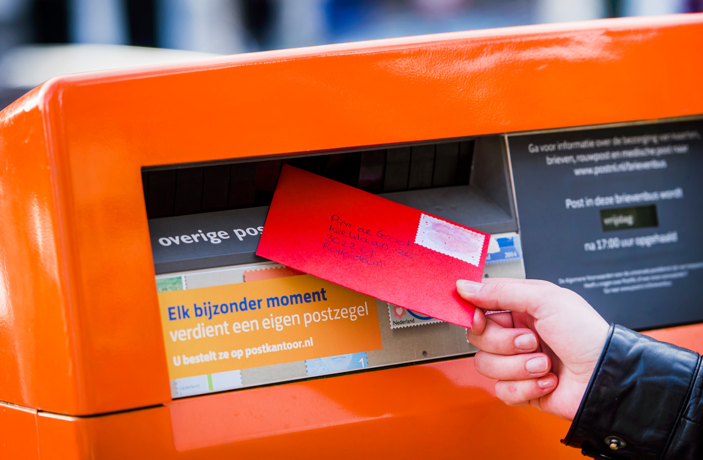 Symbolische grens doorbroken: postzegel kost voor het eerst meer dan - Wat Kost Een Postzegel Voor Een Brief
