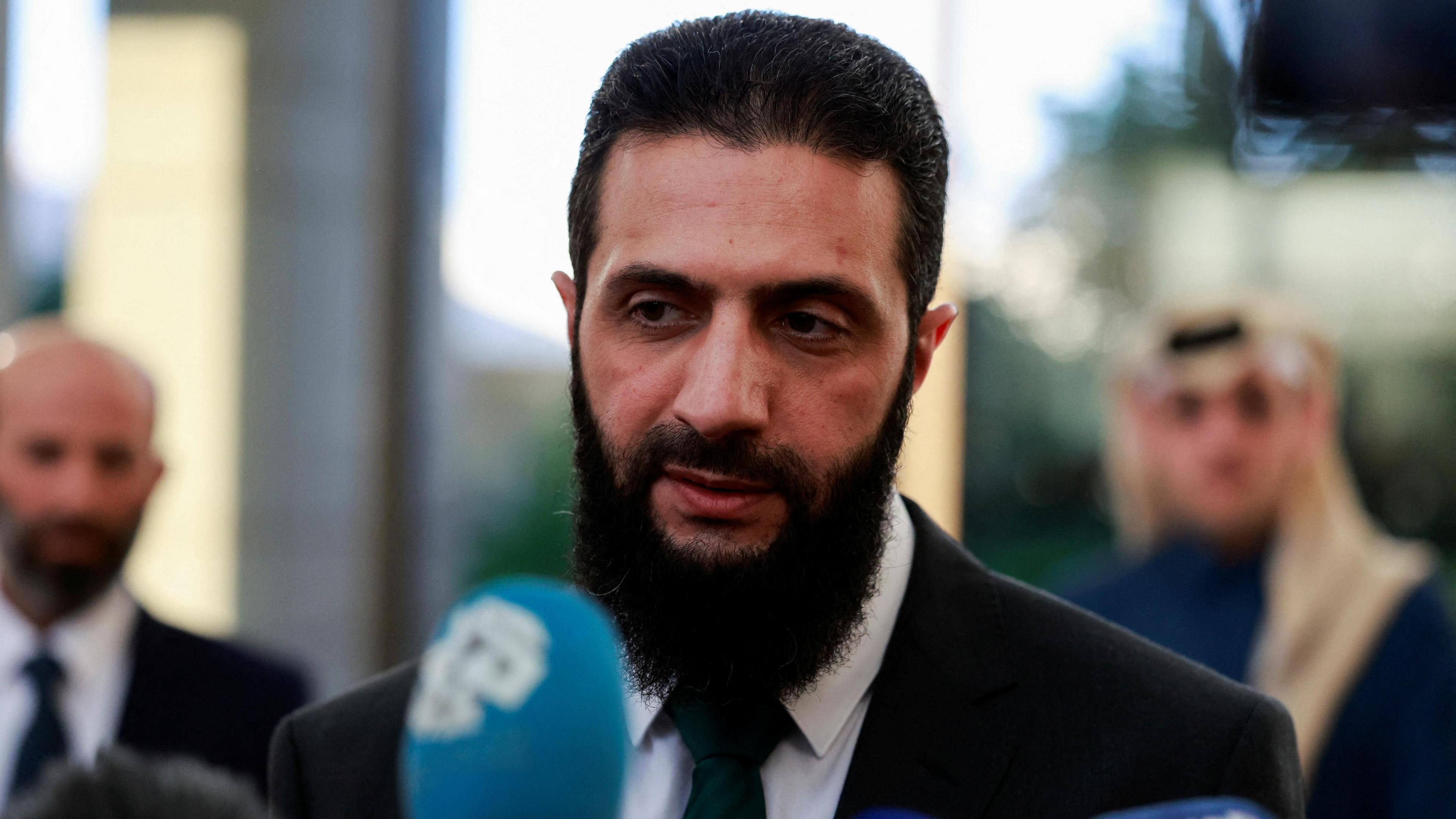 Syria: Ahmed al-Sharaa vows to pursue criminals in first interim - Wie Is De President Van Israël
