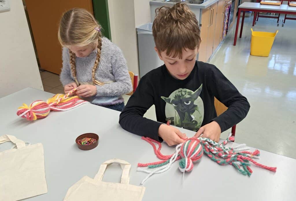 Textiles Werken 2.Klassen | Volksschule Brunn am Gebirge - Wiener Straße - Werken Met Supply Chain Management