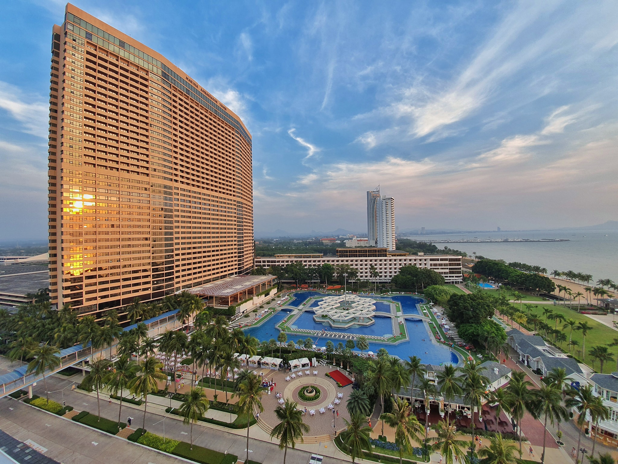 The Biggest Hotels In The World - Hotel Newport Bay Club Disney Paris