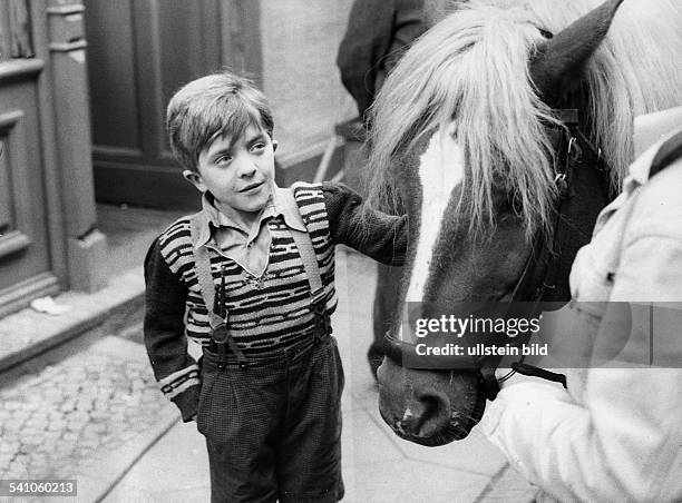 The Blechtrommel Photos and Premium High Res Pictures - Getty Images - Hoofdpersoon In De Roman Die Blechtrommel