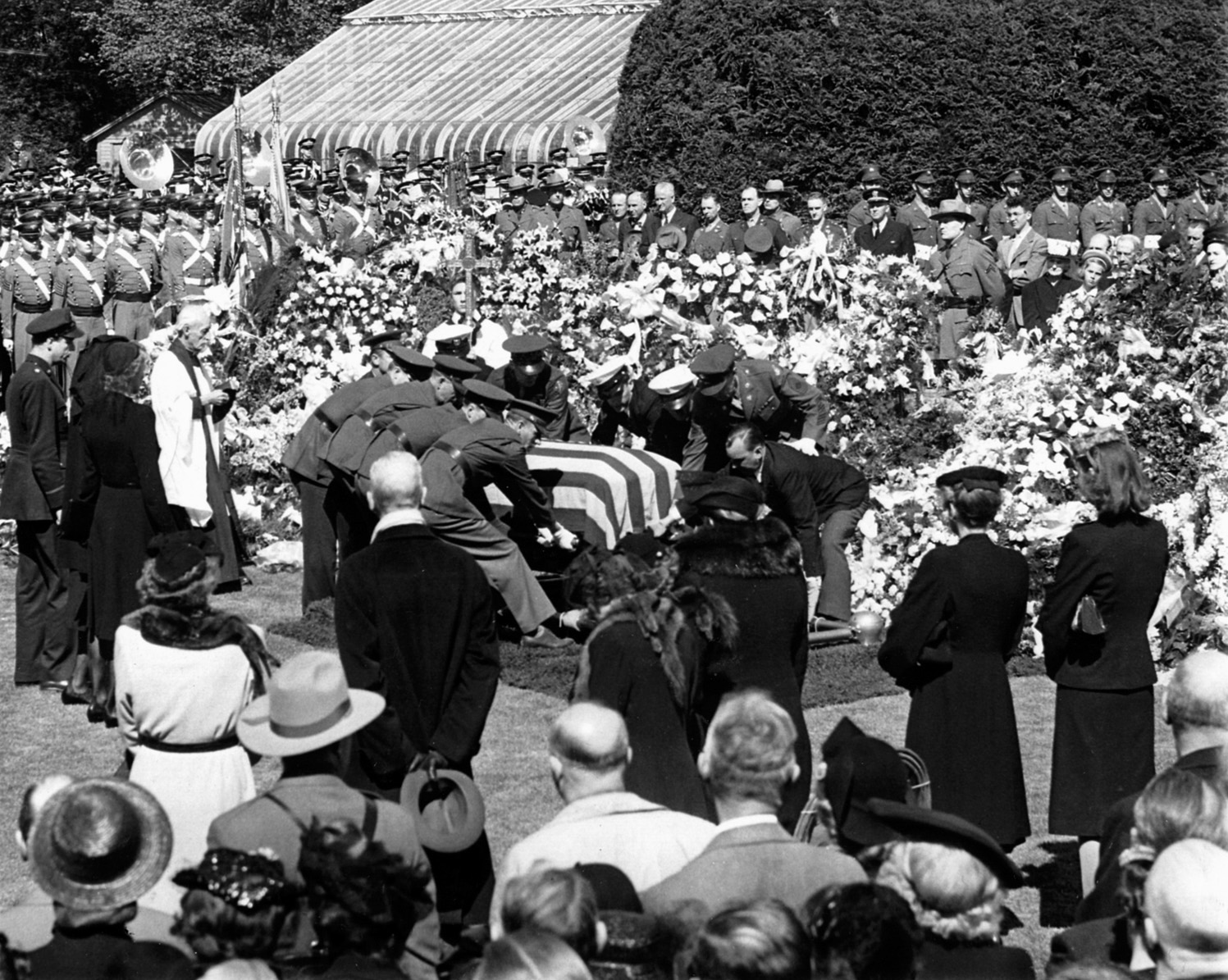 The death of President Franklin D. Roosevelt stunned the nation and the - Welke Amerikaanse President Volgde In 45 Roosevelt Op