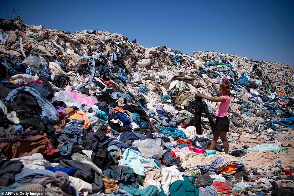 The fast-fashion waste mountain: Gigantic pile of clothes including - Zeer Droge Woestijn In Chili