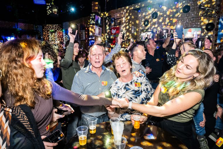 the Top 2000 Café is a well-oiled fun machine - World Today Journal - Hoeveel Mensen In Top 2000 Cafe