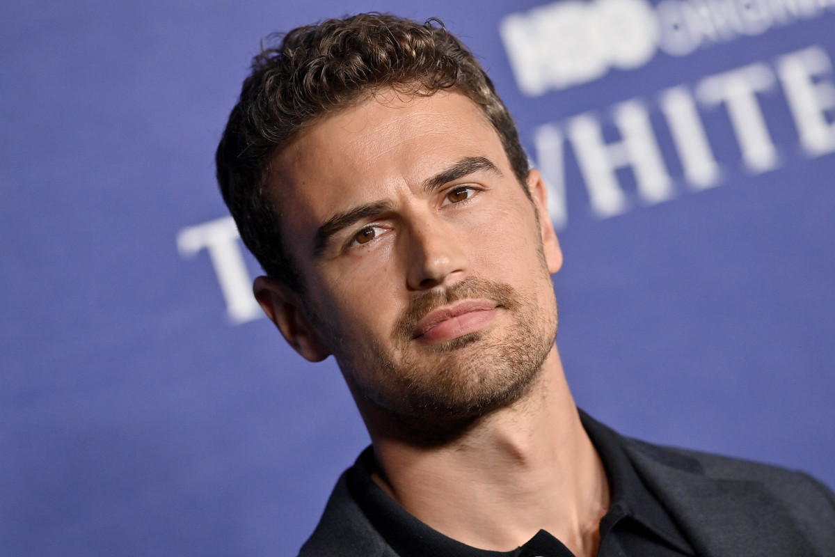 Theo James Breaks Down 'The White Lotus' Nude Scene on 'Fallon' - Parade - Theo Leven Van Een Loser