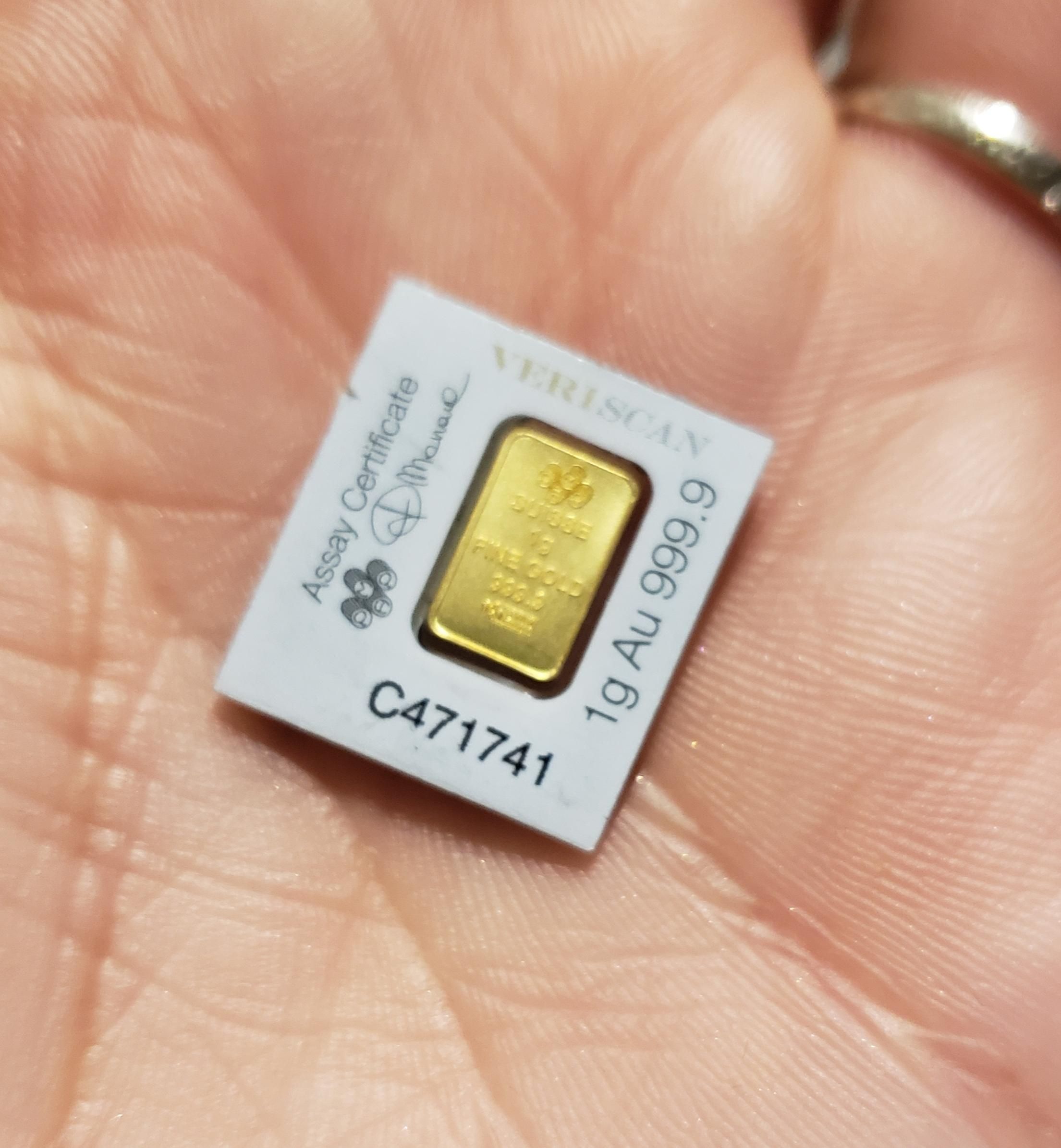 This is what 1 gram of gold looks like. In my average sized (F) hand - Hoeveel Is 1 Ons In Gram