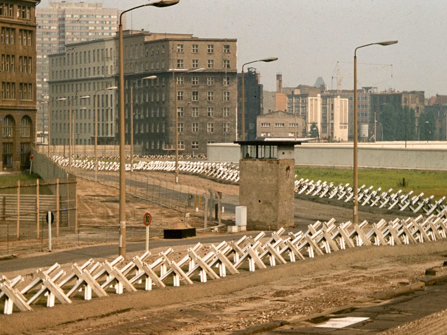 Top 5 Facts about the Berlin Wall Memorial - Discover Walks Blog - Hoelang Was De Berlijnse Muur