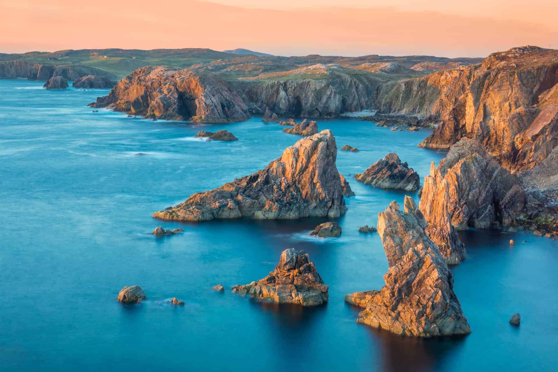 Touring the beautiful Scottish Islands - Skye, Arran, Lewis, Harris and - Dit Is Op Een Na Grootste Schotse Eiland