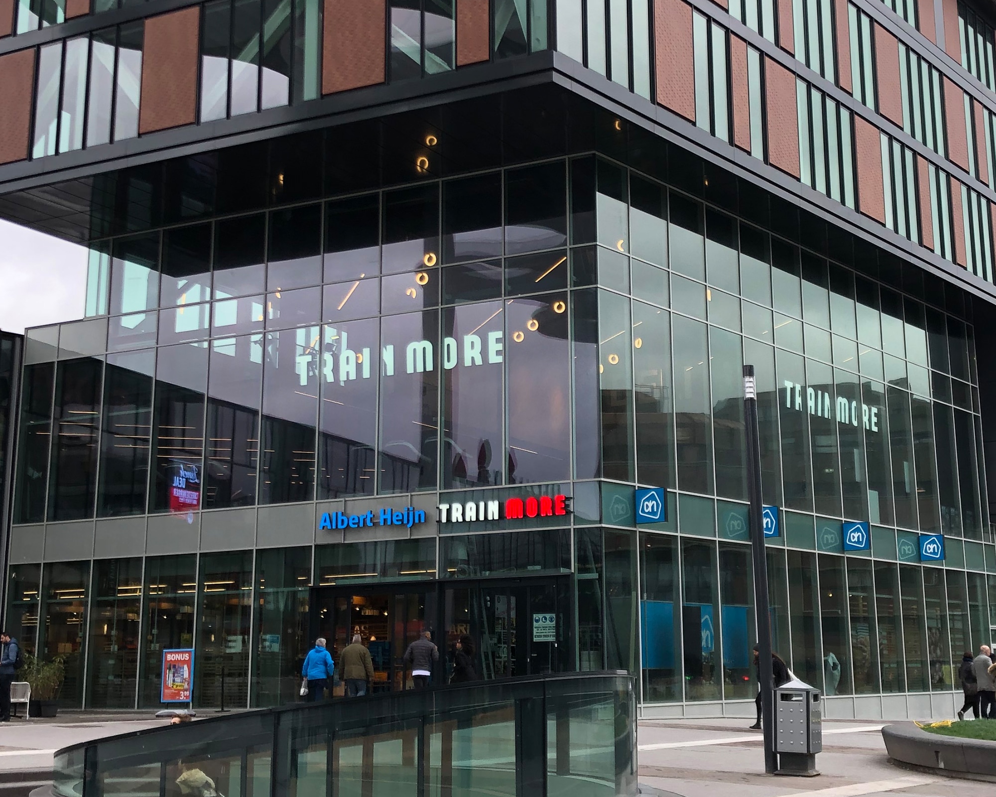 TrainMore | €1 korting per workout | Jouw urban gym - Trainmore Utrecht Stationsplein Black Label