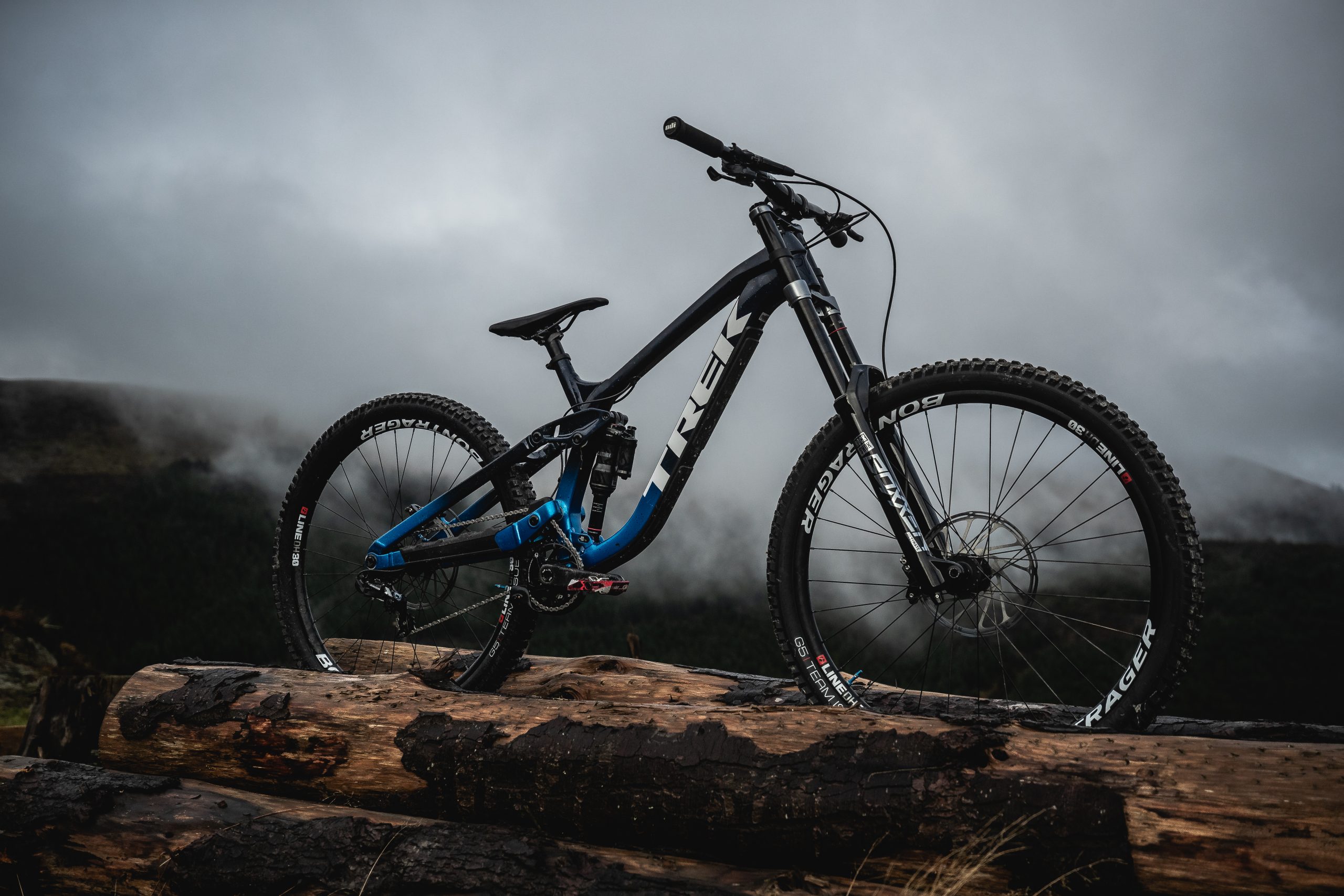 Trek Returns to the High Pivot for the New Session DH Frame - Trek Je Jas Maar Uit Tom