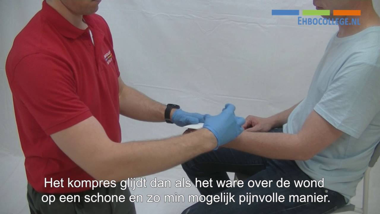Tweedegraads brandwond koelen en bedekken - YouTube - Hoe Lang Moet Een Brandwond Minimaal Gekoeld Worden