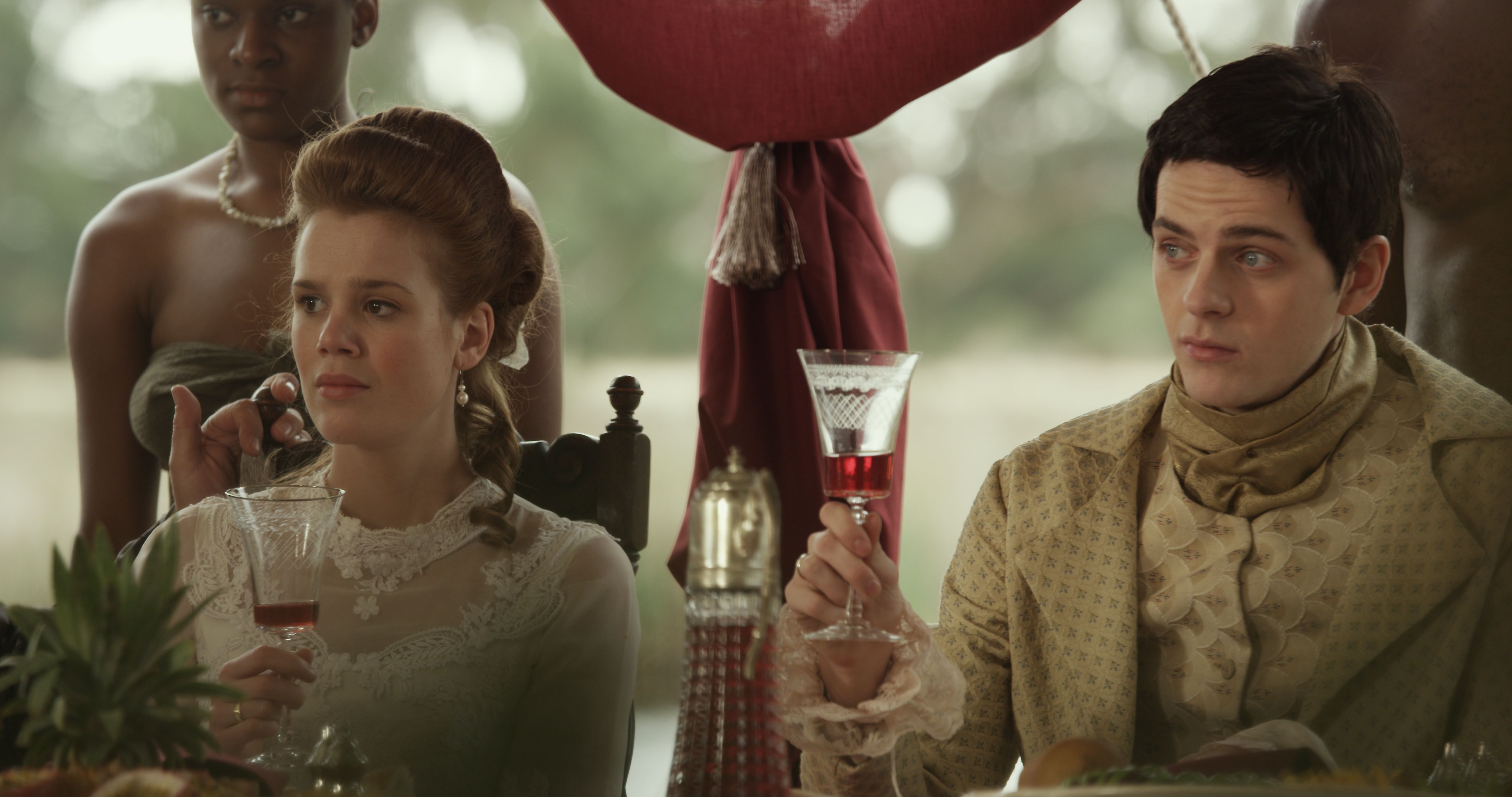 two people sitting at a table with wine glasses in front of them and - Boek Hoe Duur Was De Suiker