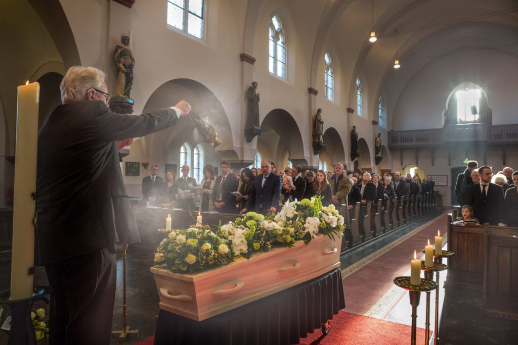 Hoe Laat Kerkdienst Begrafenis Graaf