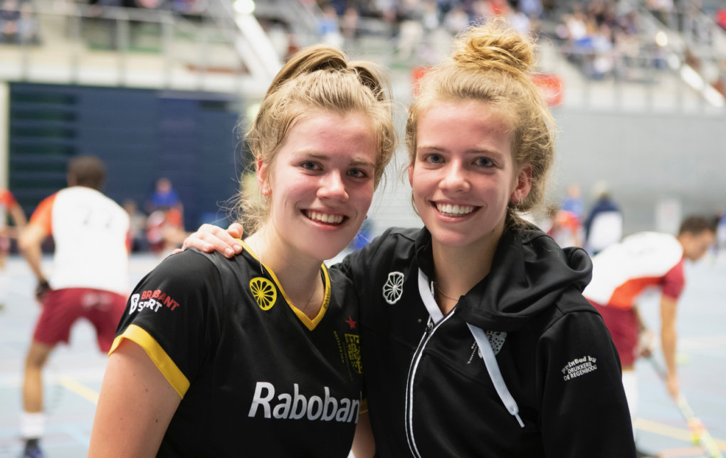 Van der Hoek helpt Den Bosch met tweelingzus aan keepster - Rebecca Van Den Hoek