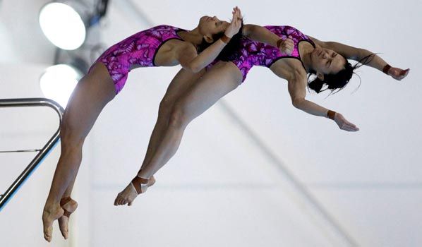 Vast een koud kunstje voor deze dames, gesynchroniseerd duiken. De - Een Koud Kunstje Voor Dansende Schaatsers