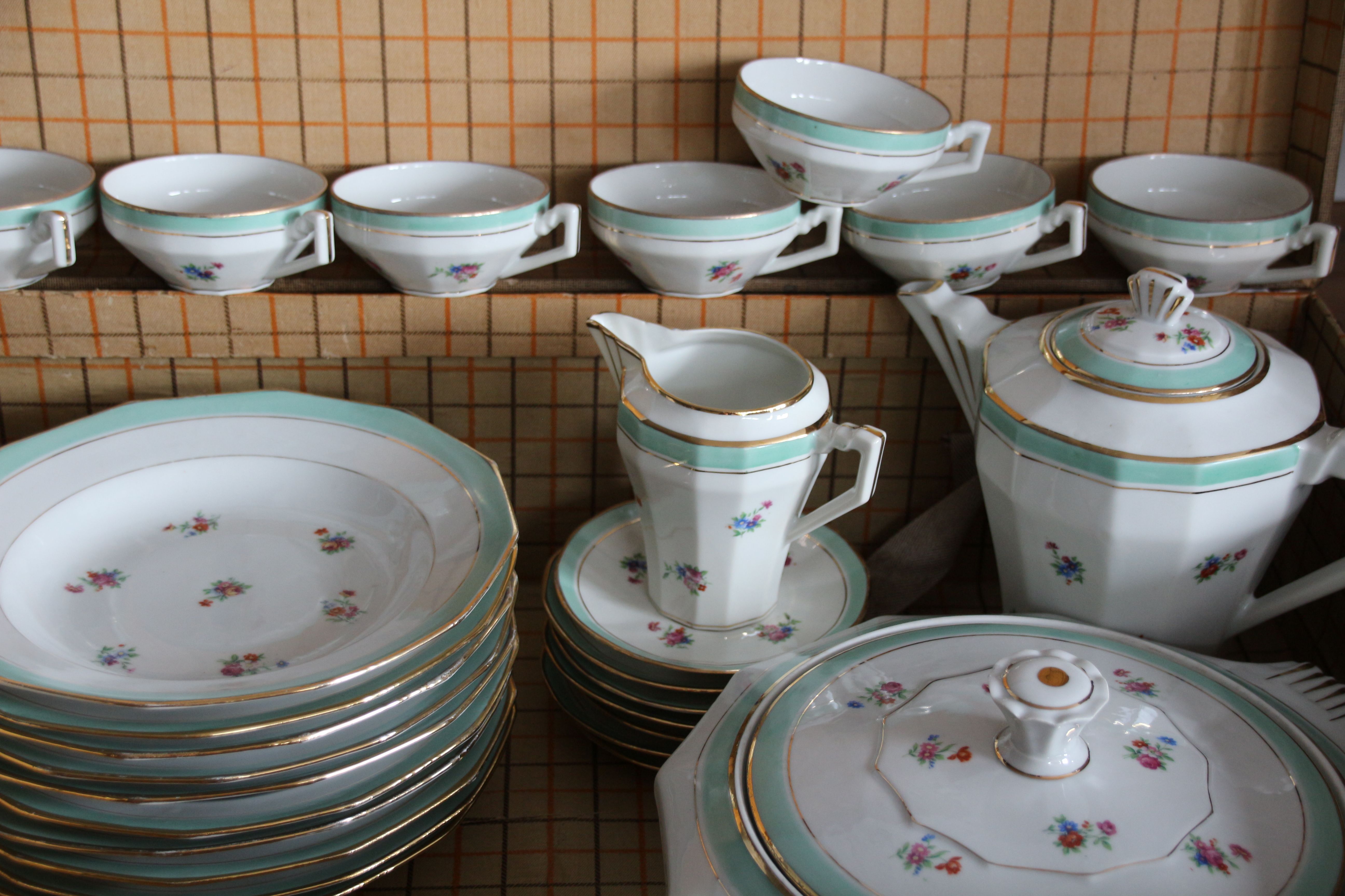 Verkocht. Frans servies, merk BF. Mintgroen en wit met roze/rood - Frans Merk Van Peperdure Tassen 7 Letters