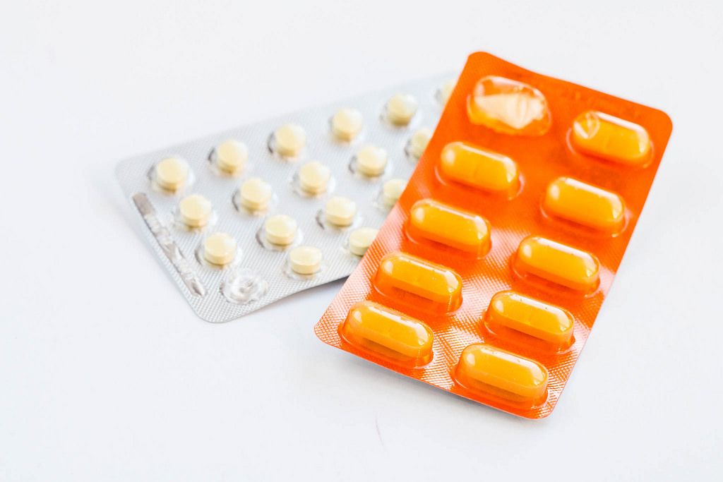Verschiedene Tabletten und Kapsel in Medikamentenverpackung - Creative - Tabletten Tegen Vlooien En Teken Hond