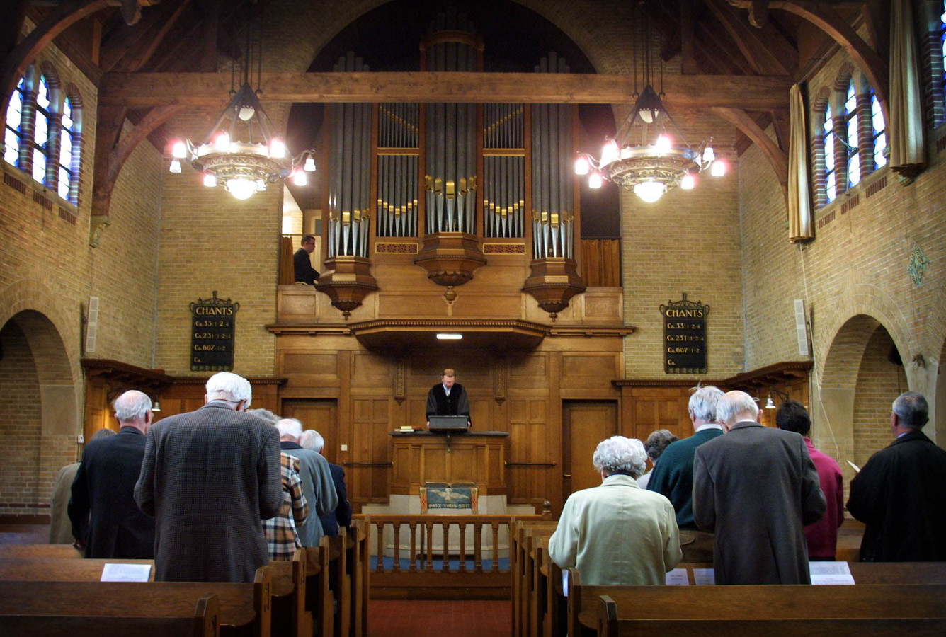 Verzet tegen weghalen houten banken uit monumentale ‘Gispenkerk - De Bevelander Kerkdiensten