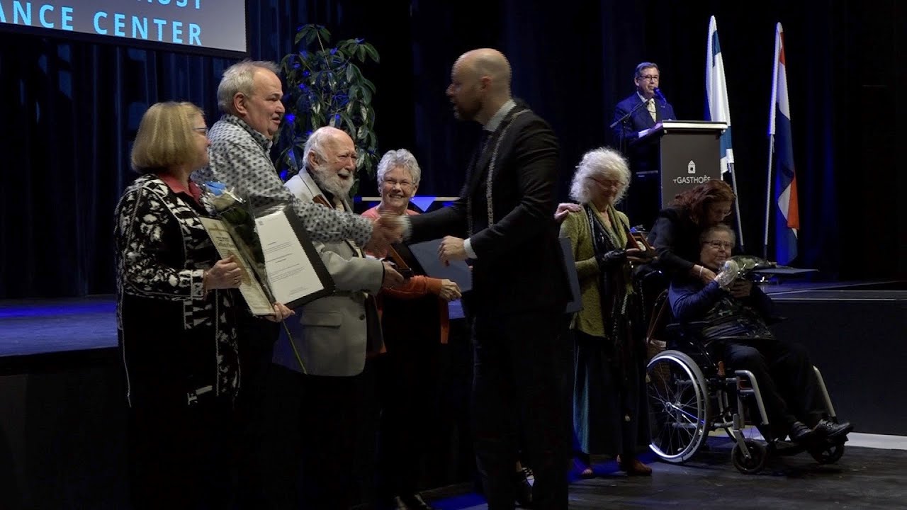 Vier families ontvangen Yad Vashem onderscheiding - YouTube - Nederlanders Met Een Yad Vashem-onderscheiding