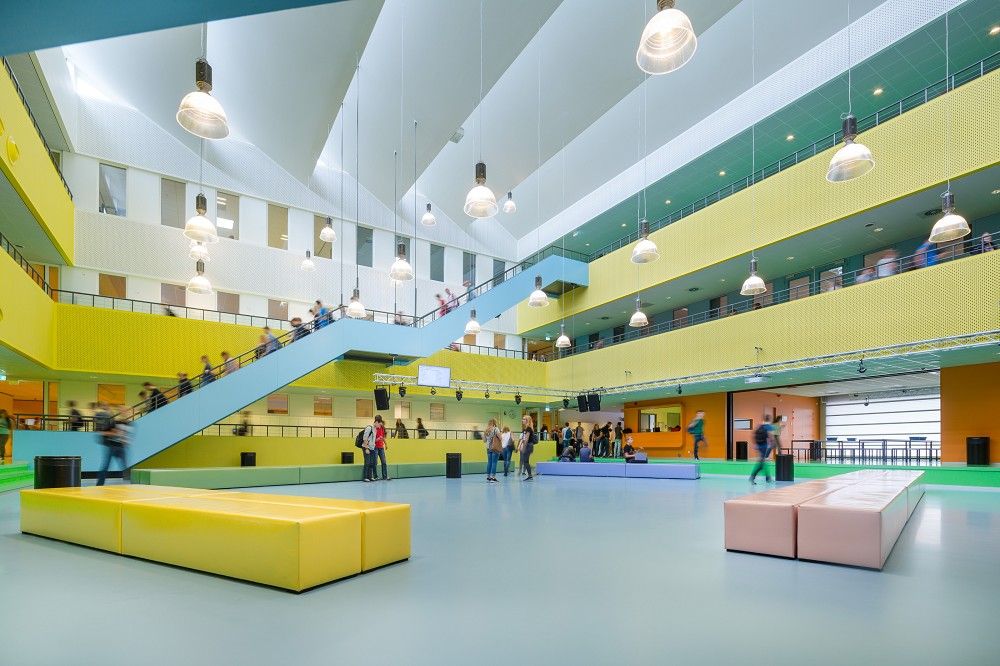 Visch geeft schoolgebouw kleurrijk hart | Schoolarchitectuur - Gemiddelde Niveau Middelbare School Nederland
