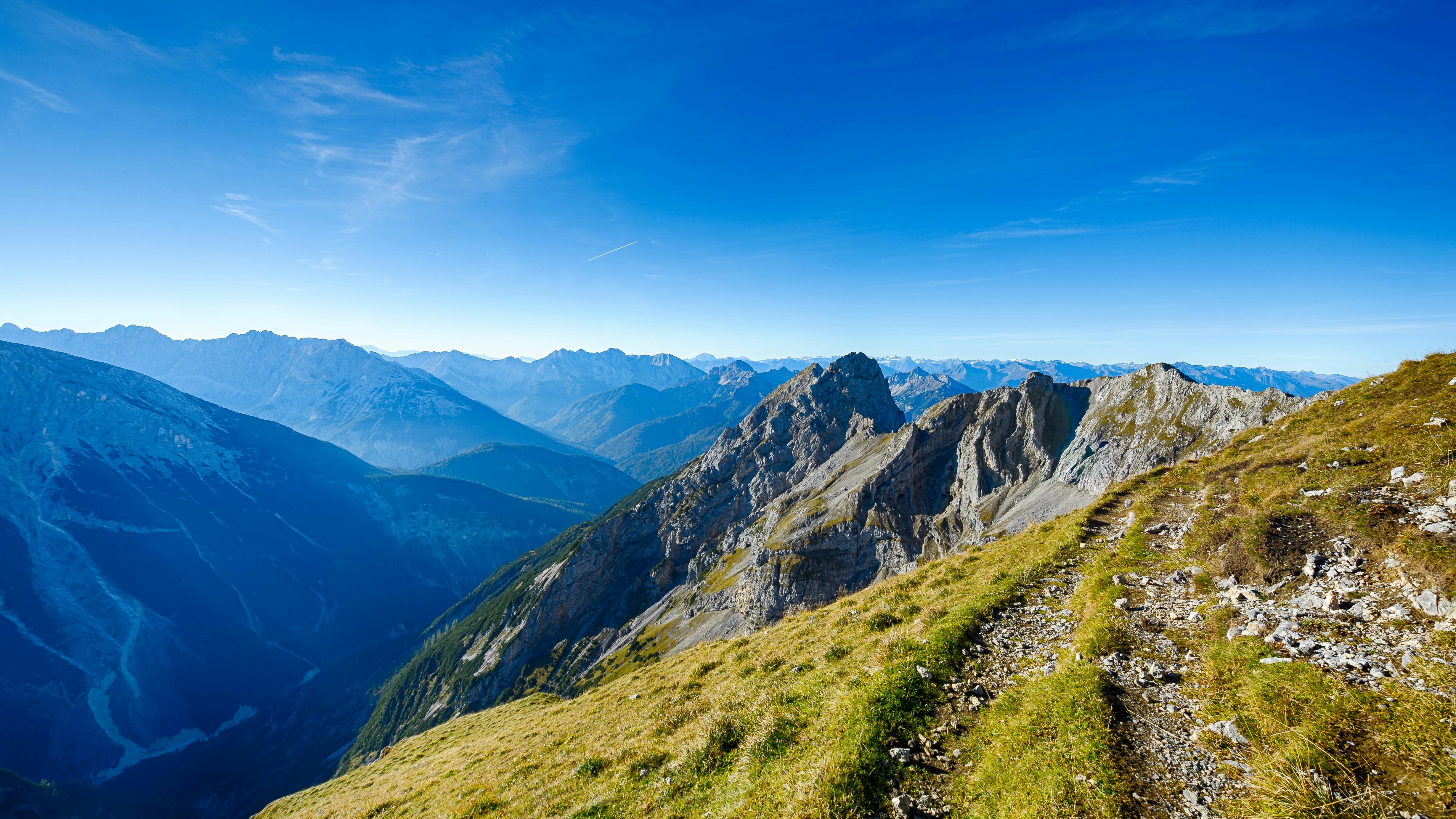 Berg In Georgia Met Omstreden Beeldhouwwerk