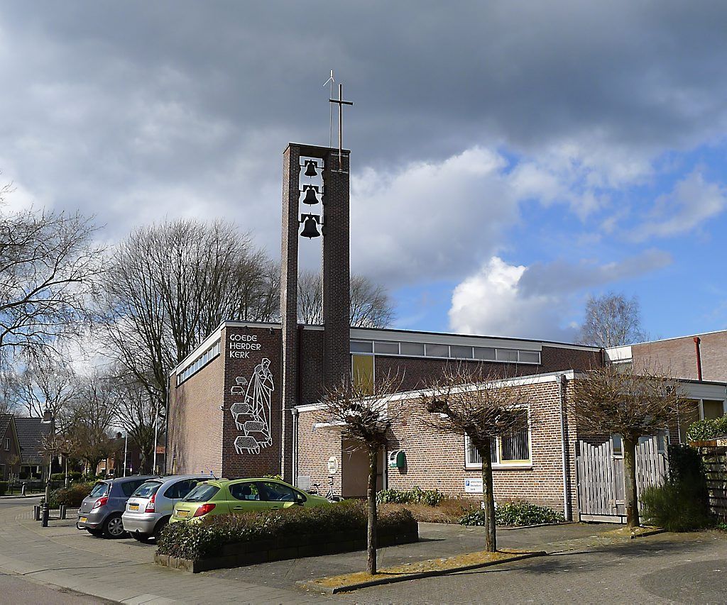 Vrouw probeert Eper kerken op te lichten - Goede Herder Kerk Epe