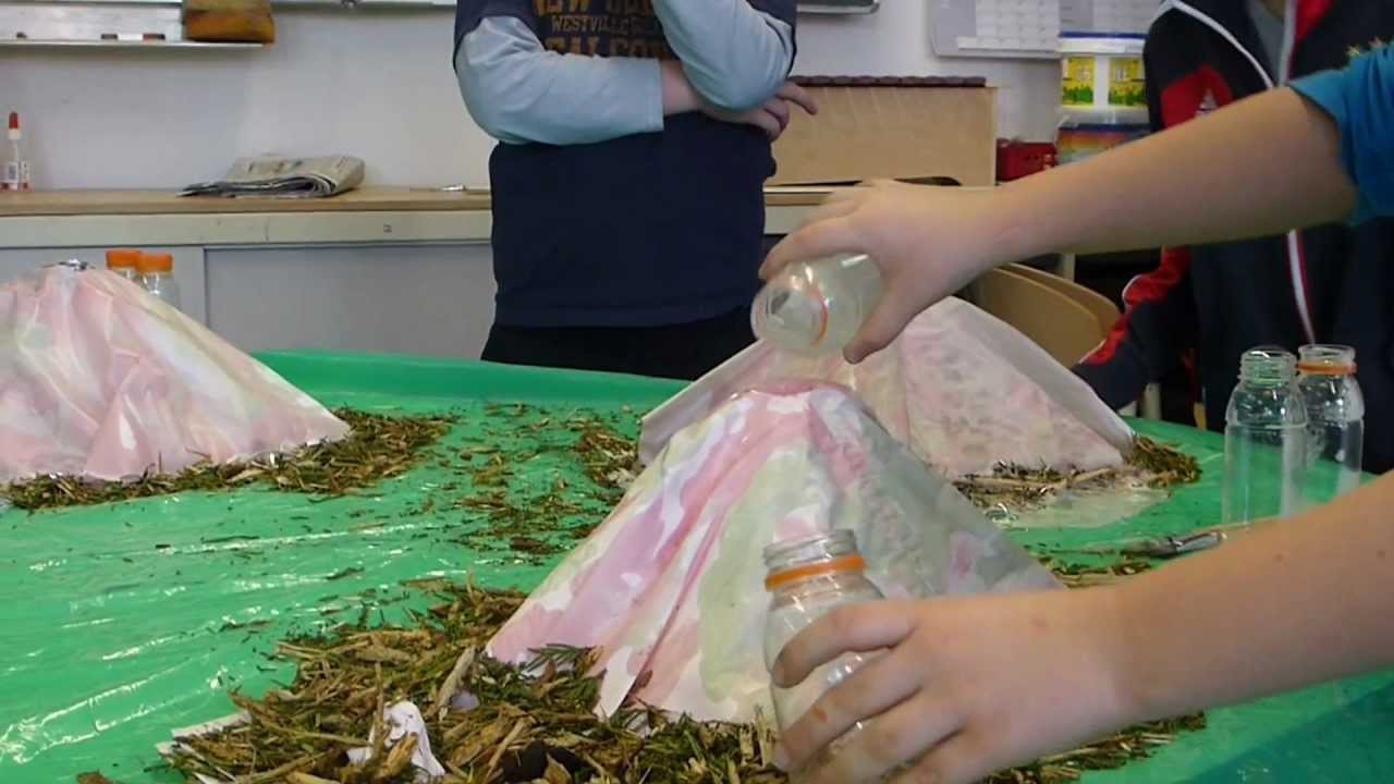 Vulkaan uitbarsting - Proefjesfabriek - YouTube - Vulkaan Maken Met Bakpoeder En Azijn