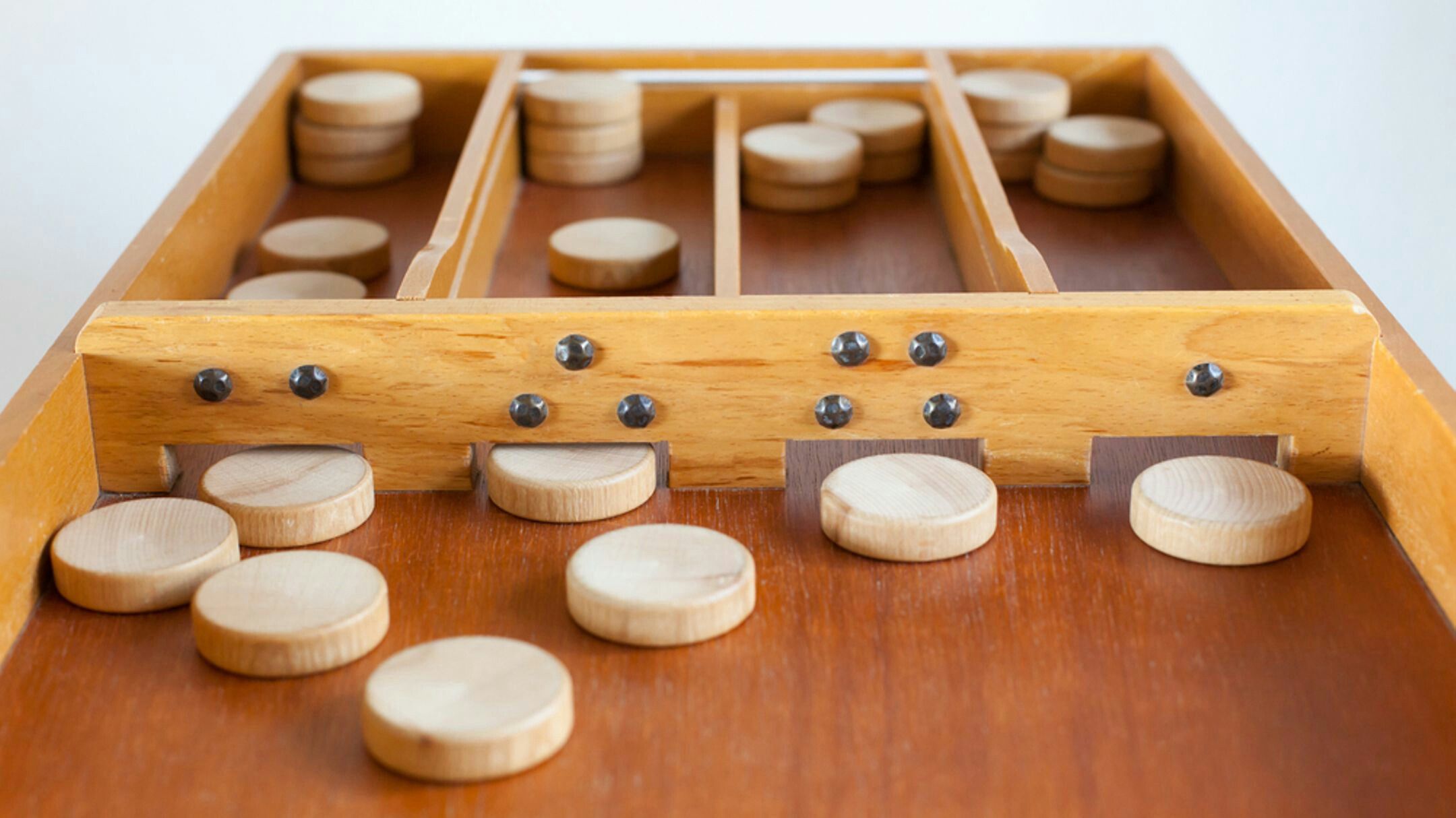 Waar staat die sjoelbak van jou ook alweer? | Buurtfeest spelletjes - Sjoelbak Glad Maken Met Bloem
