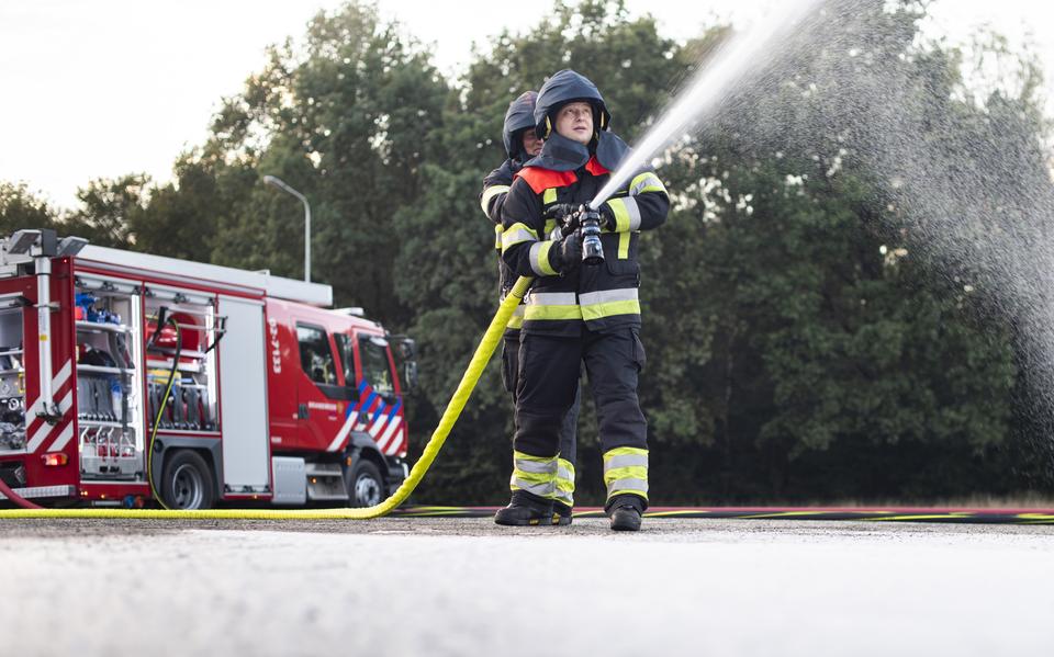 Waarom de Friese brandweer niet meer voor schuim, maar water als - Waarom Is Water Een Slecht Blusmiddel Voor Een Brandbare Vloeistof