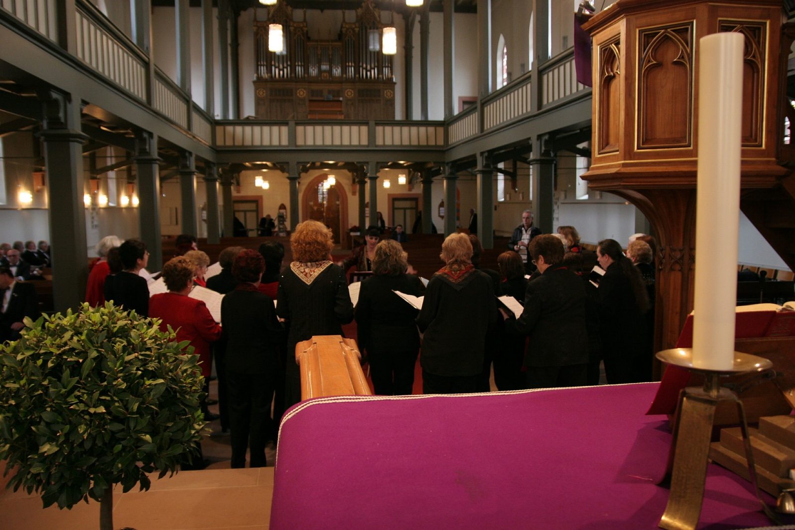 Waarom Tom Mikkers voor het zingen de kerk uit wil (en ik niet) - Nieuw Wij - Voor Zingen De Kerk Uit